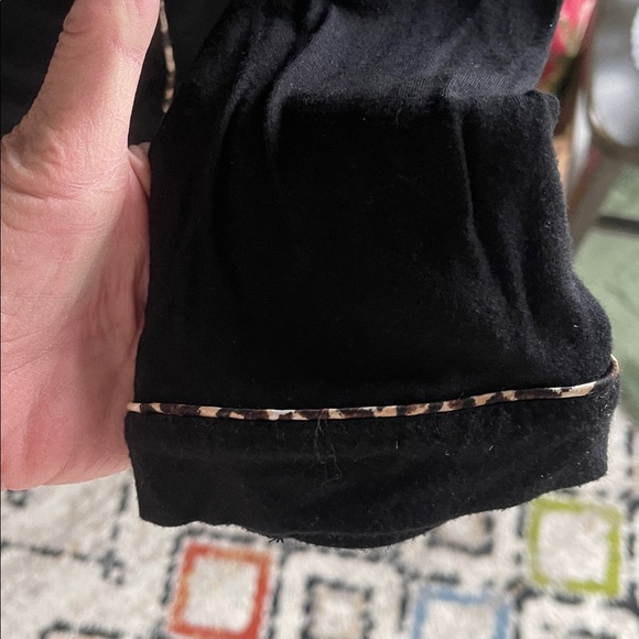 Gilligan & O’Malley Black, pajamas,Leopard Accents, button shirt. Pants tie. EUC - Picture 4 of 5